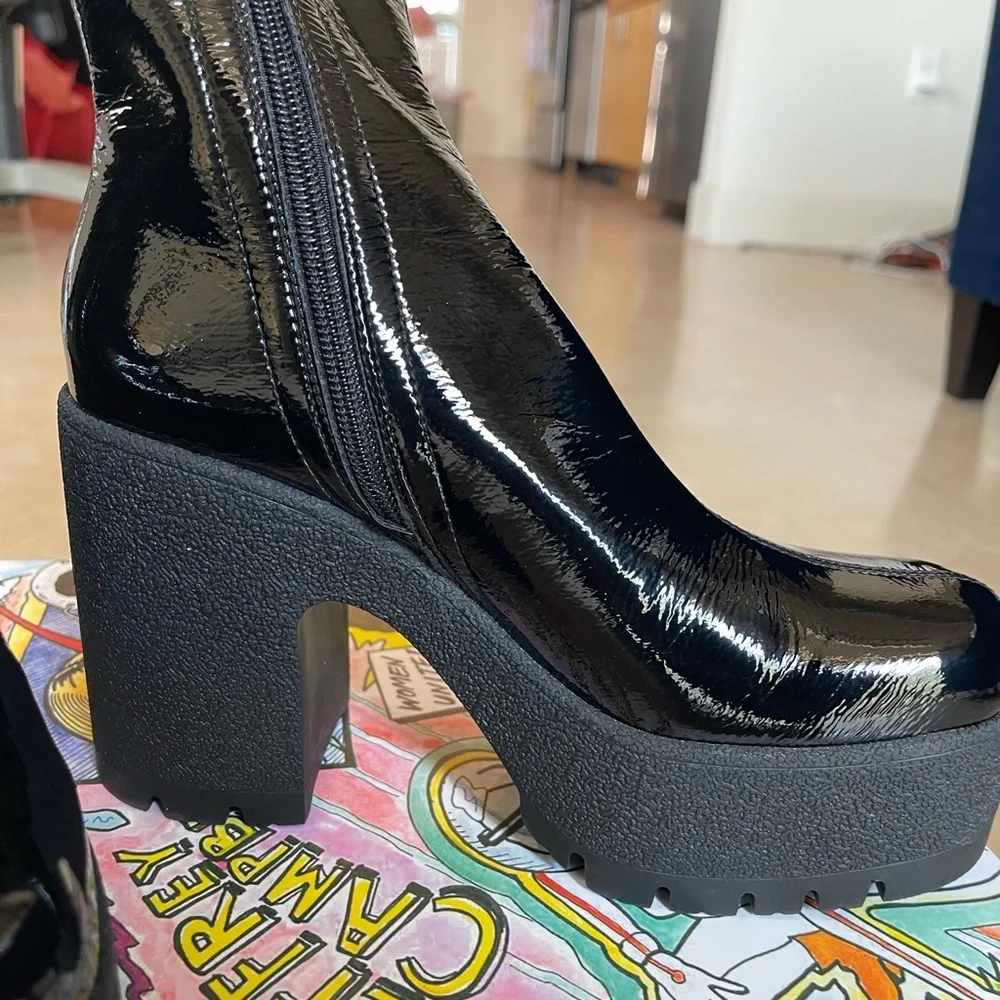 Jeffrey Campbell- Refresh Boot Black Crinkle Patent
Size W7.5 - Picture 5 of 7